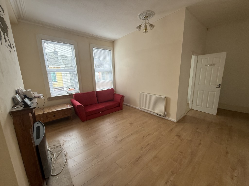 Lot: 5 - VACANT MIXED USE FOUR STOREY PROPERTY WITH FURTHER POTENTIAL - Flat-General view of living room